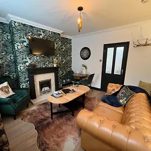 Contemporary & Chic Inner Terrace 5 Mins From Town Centre Holiday home Barnsley
